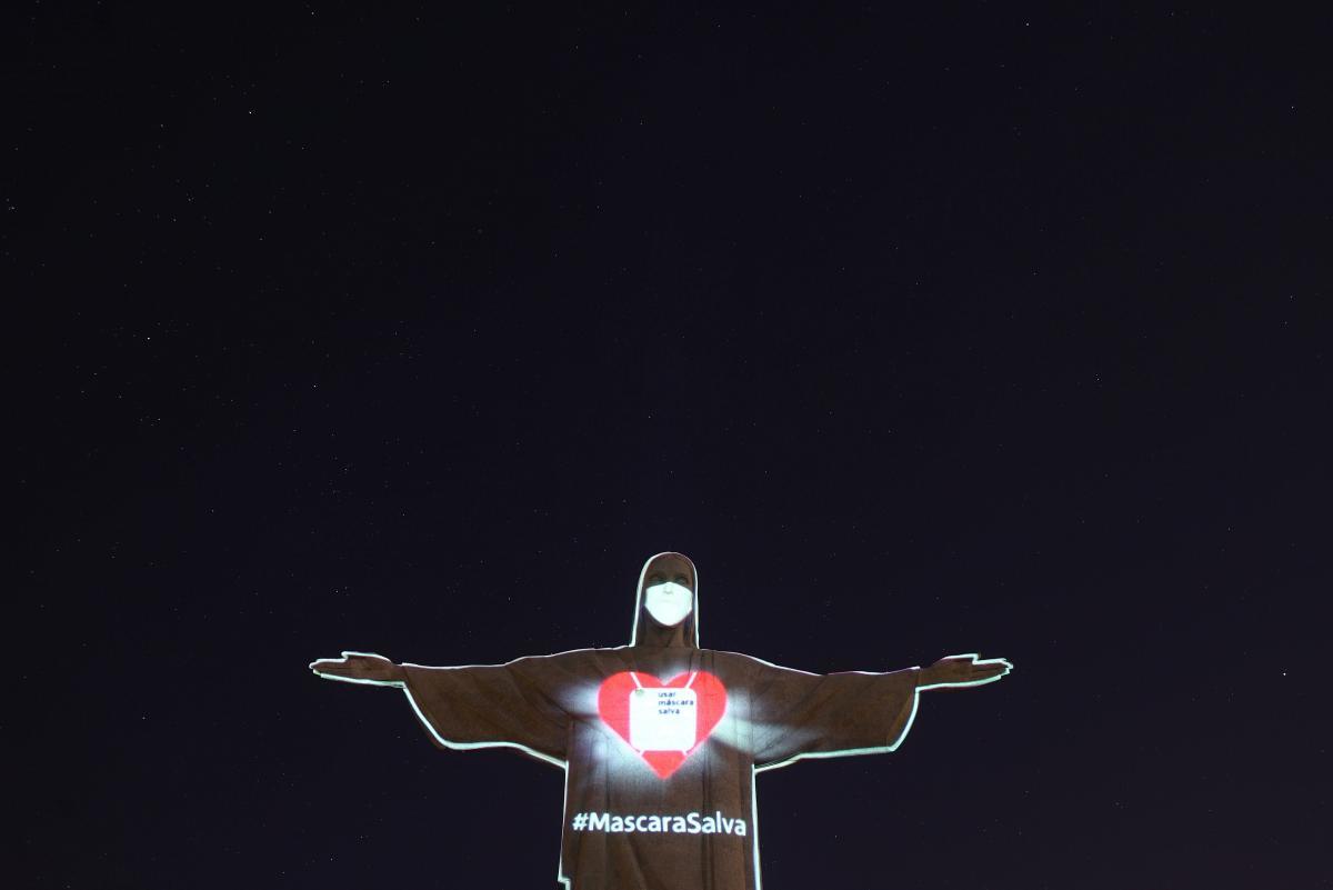 Braziliyada İsa peyğəmbərin heykəlinə maska taxdılar