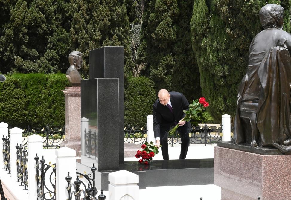 Prezident İlham Əliyev və birinci xanım Mehriban Əliyeva ulu öndər Heydər Əliyevin məzarını ziyarət ediblər