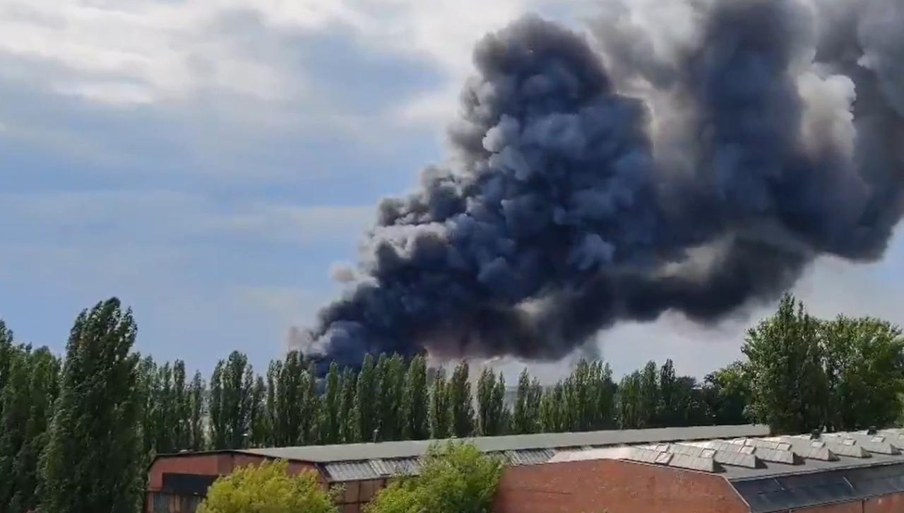 Крупный пожар у аэропорта в Берлине: на место прибыли более 100 пожарных