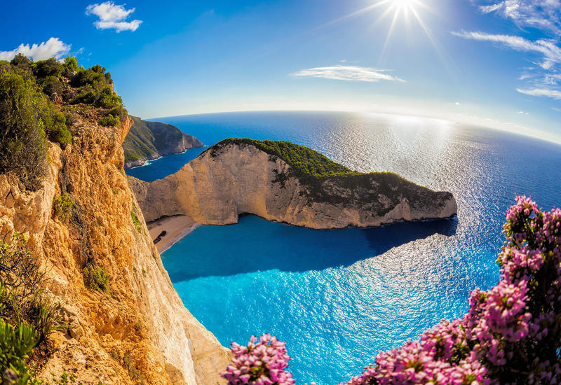 В Греции открываются пляжи