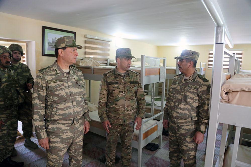 Министр обороны находится в прифронтовой зоне, где проводятся учения
