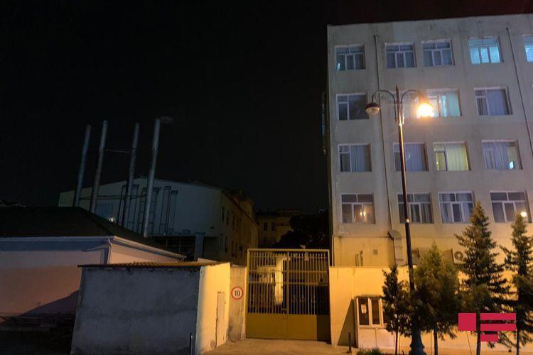 В Баку ветер сорвал часть кровли больницы