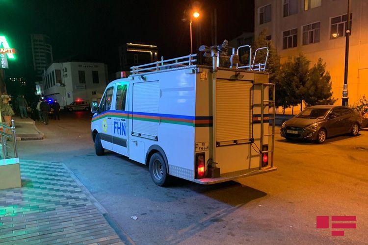 В Баку ветер сорвал часть кровли больницы