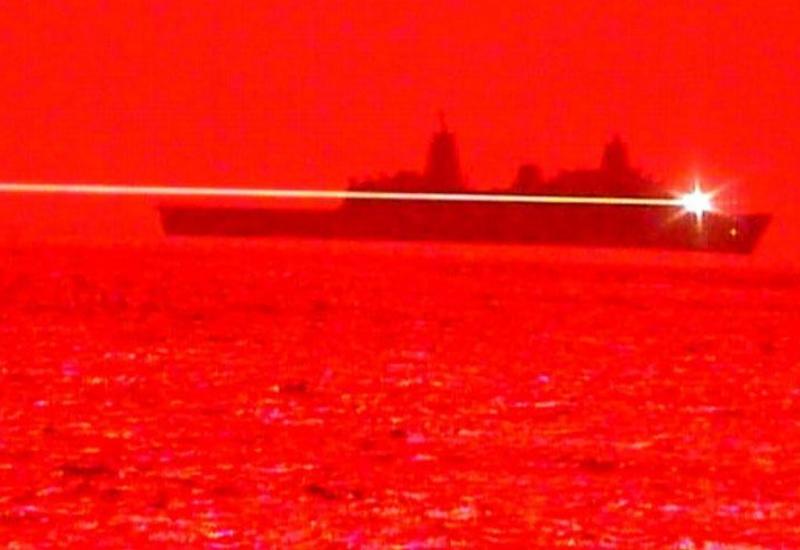 ВМС США испытали лазерное оружие против беспилотника