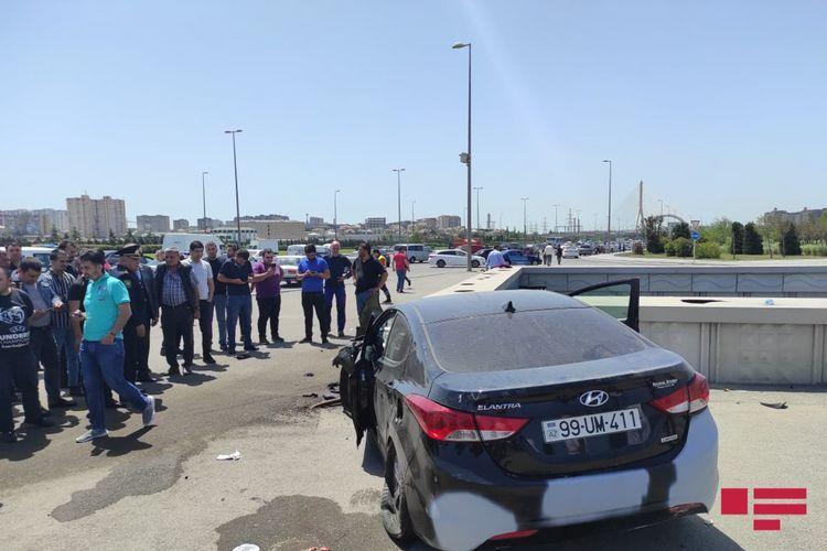 В Баку автомобиль врезался в ограждение
