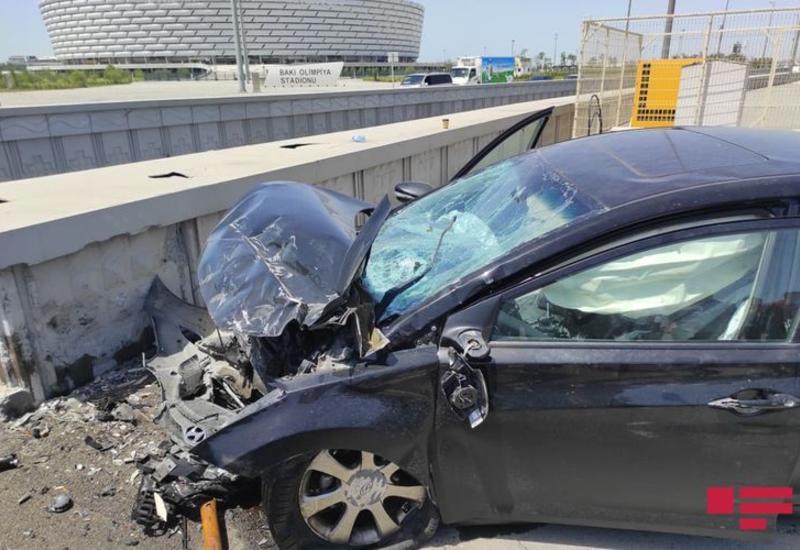 В Баку автомобиль врезался в ограждение