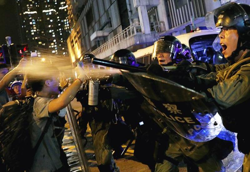 Полиция Гонконга применила перцовый газ для разгона протестующих