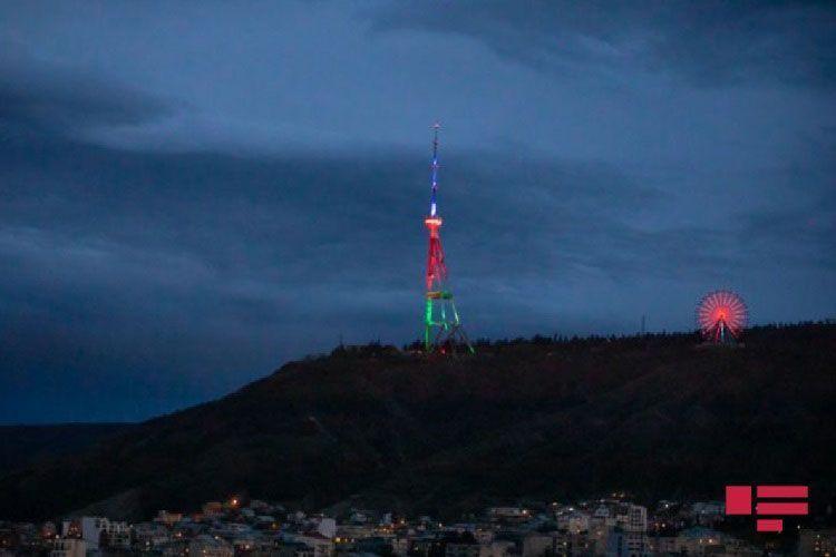 Телебашня и мост в Тбилиси окрасились в цвета азербайджанского флага