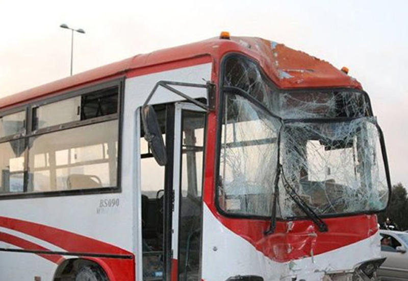 В Баку столкнулись два автобуса, есть погибший и пострадавшие