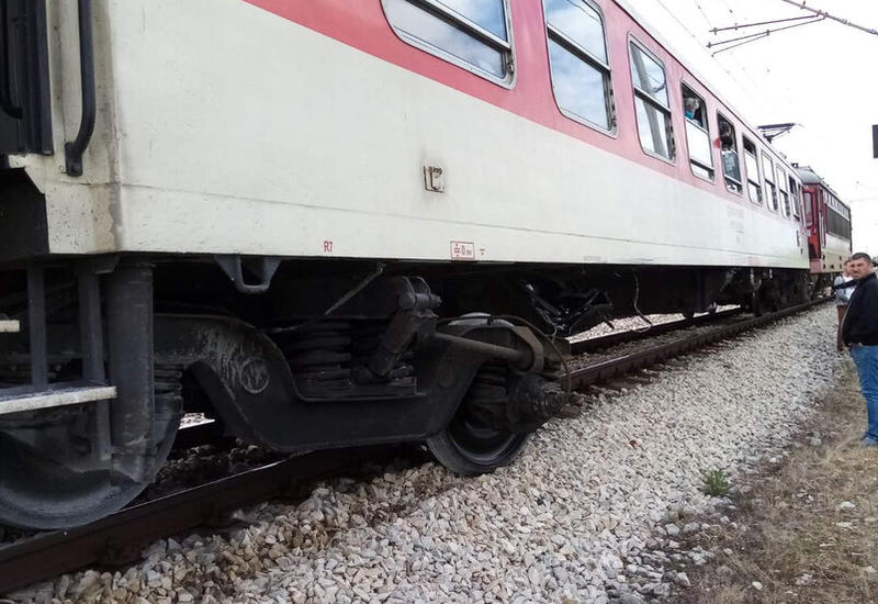 В Болгарии поезд сошел с рельсов после столкновения с автомобилем