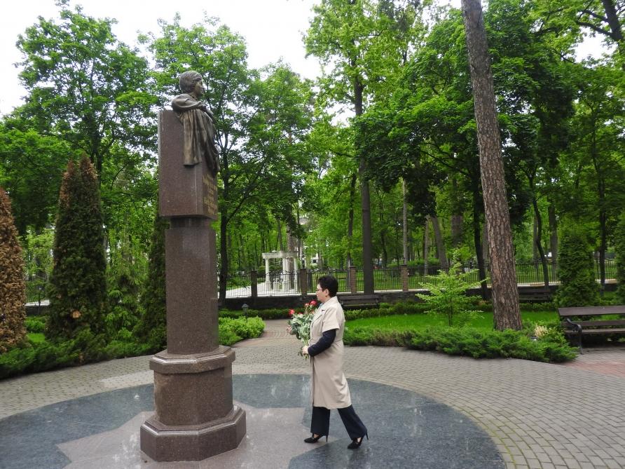 Эльмира Ахундова вручила верительные грамоты Президенту Украины Владимиру Зеленскому