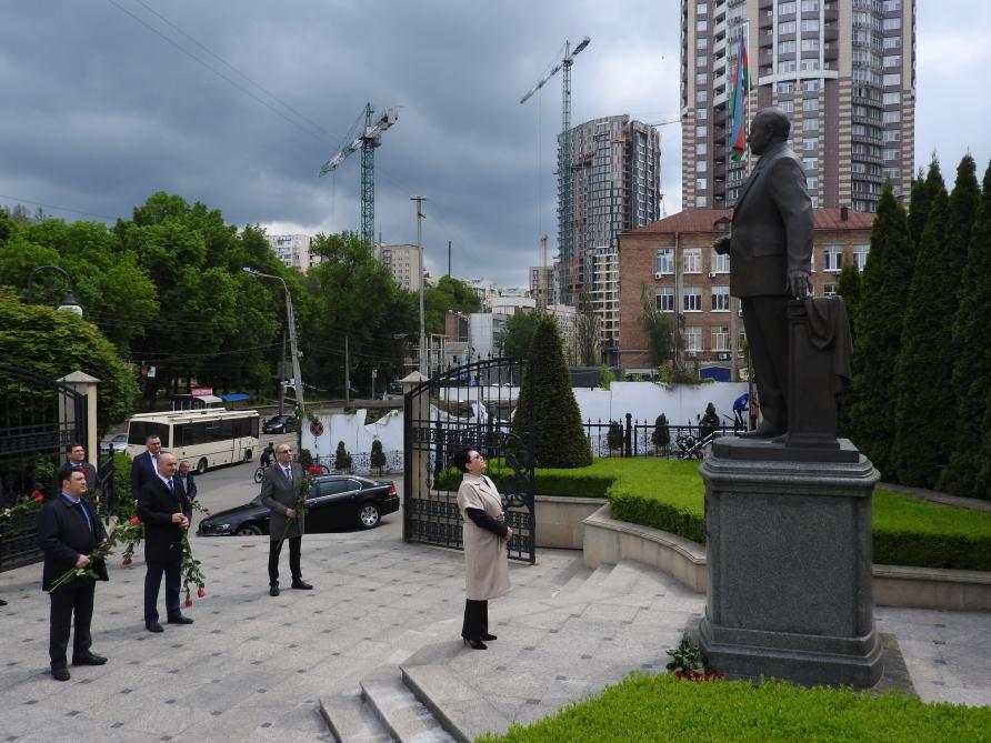 Эльмира Ахундова вручила верительные грамоты Президенту Украины Владимиру Зеленскому