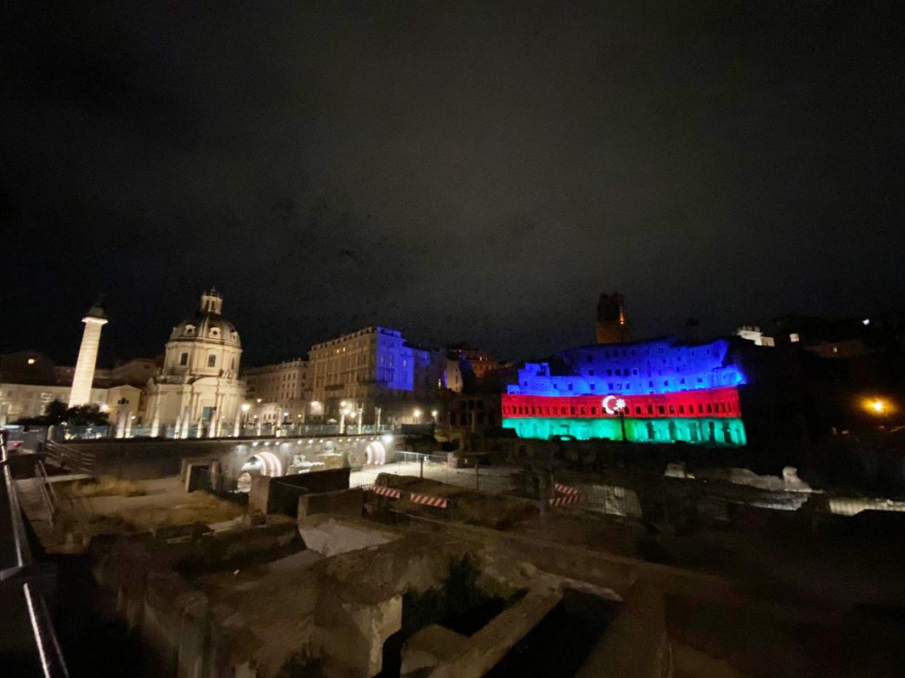 Монументальный комплекс Mercati di Traiano Древнего Рима освещен цветами флага Азербайджана