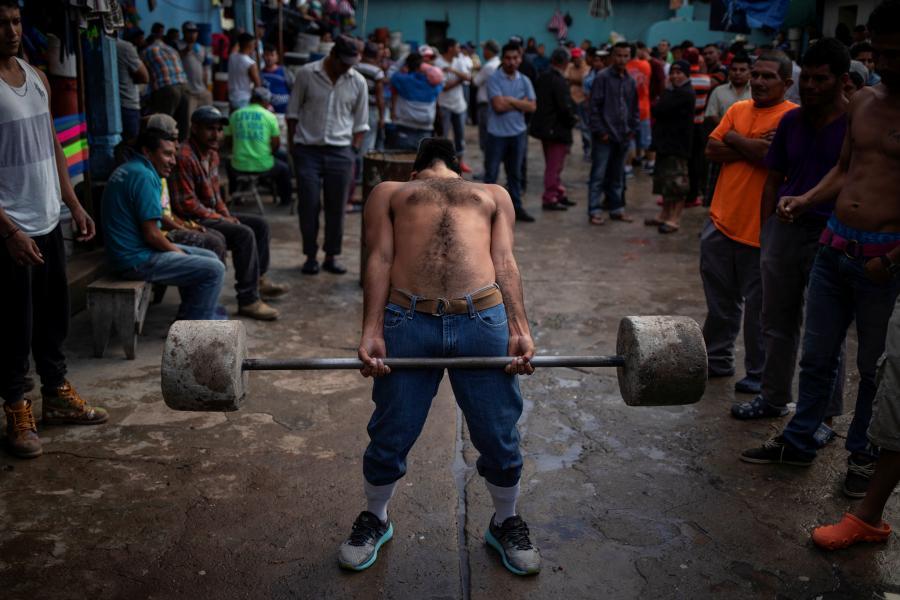 Как соблюдают социальную дистанцию в тюрьме Гондураса