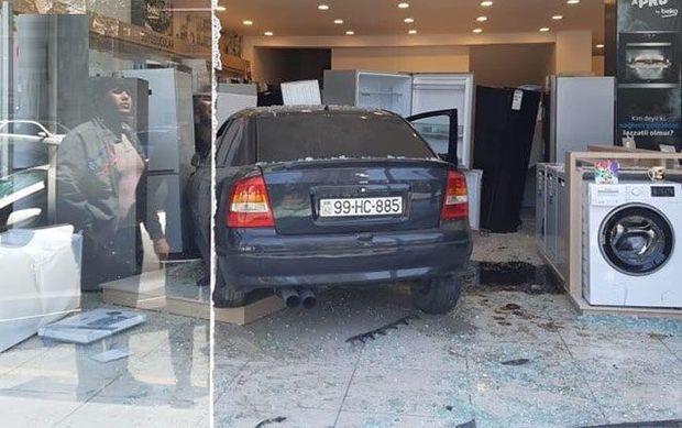 В Баку автомобиль протаранил известный магазин