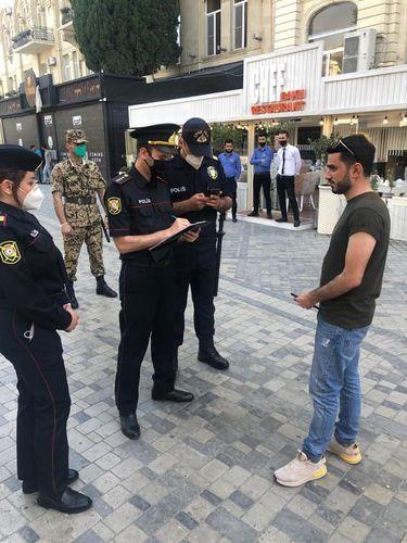 В Баку женщины-полицейские участвуют в рейдах в отношении тех, кто не носит маски