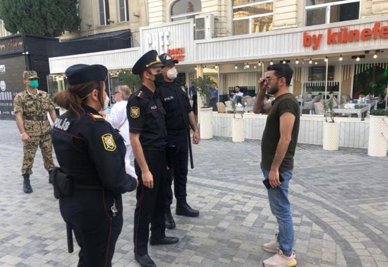 В Баку женщины-полицейские участвуют в рейдах в отношении тех, кто не носит маски