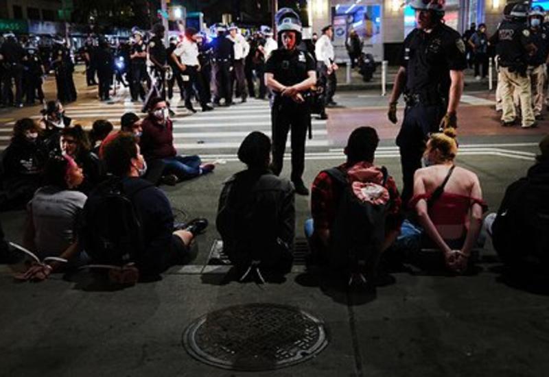 В США полицейские встали на колени под овации толпы