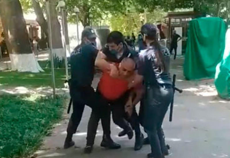 В Ереване полицейские чуть не задушили мужчину за отсутствие маски
