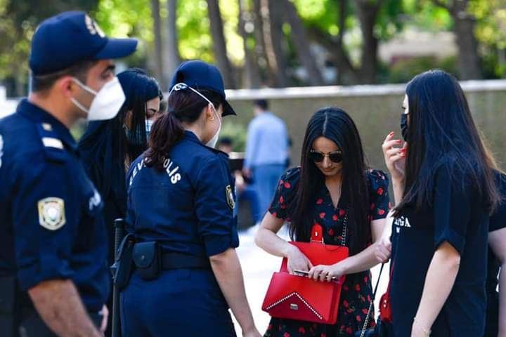 Полиция в Баку начала наказывать тех, кто не носит защитных масок
