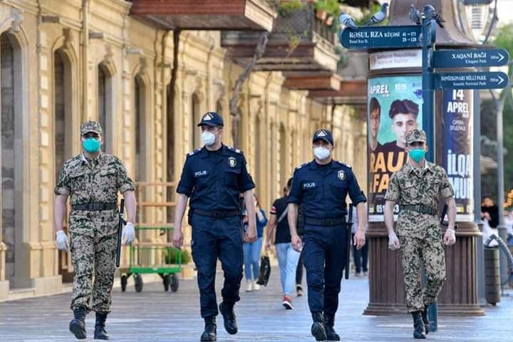 Полиция в Баку начала наказывать тех, кто не носит защитных масок