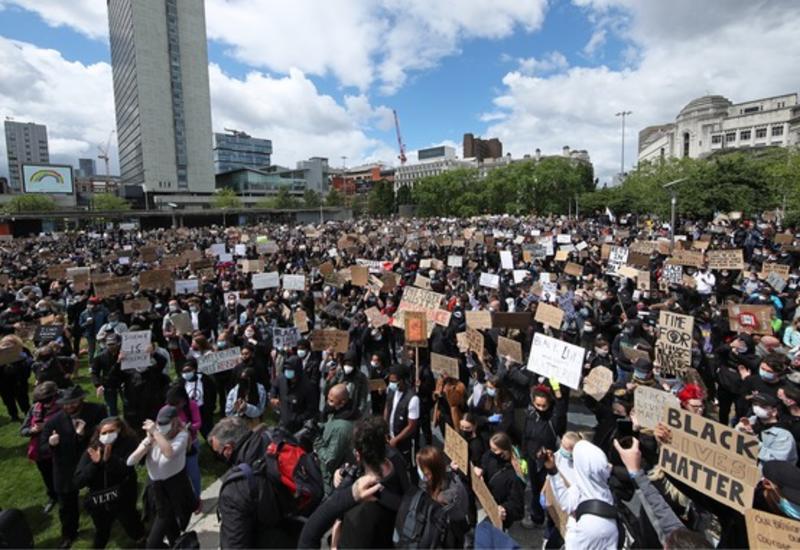Тысячи британцев вышли на демонстрации, несмотря на призывы властей остаться дома