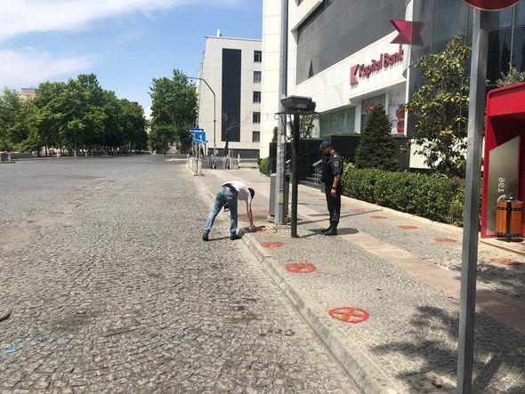 На бакинской улице наносят разметку для социального дистанцирования граждан
