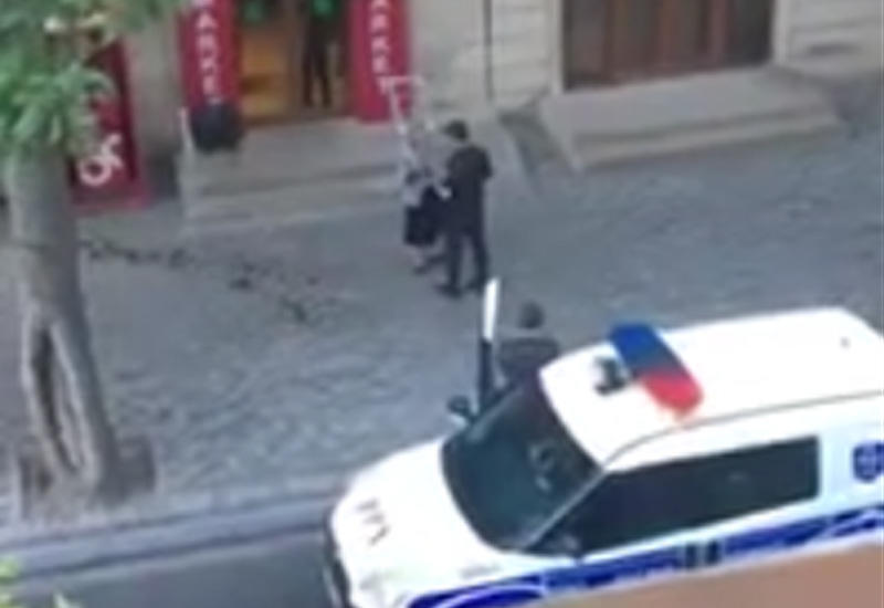 Полицейский в Баку отдал собственный обед пожилой женщине