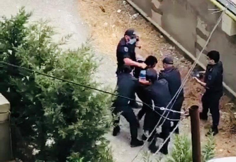 В Баку нарушитель карантина напал с ножом на сотрудников полиции