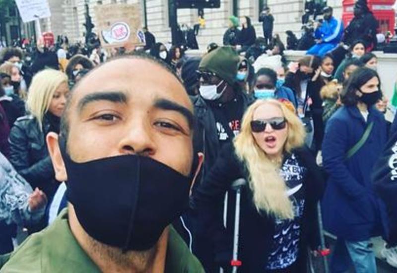 Мадонна поддержала протестующих в Лондоне на костылях