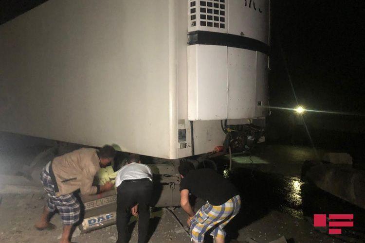ДТП в Абшероне: у грузовика оторвало топливный бак