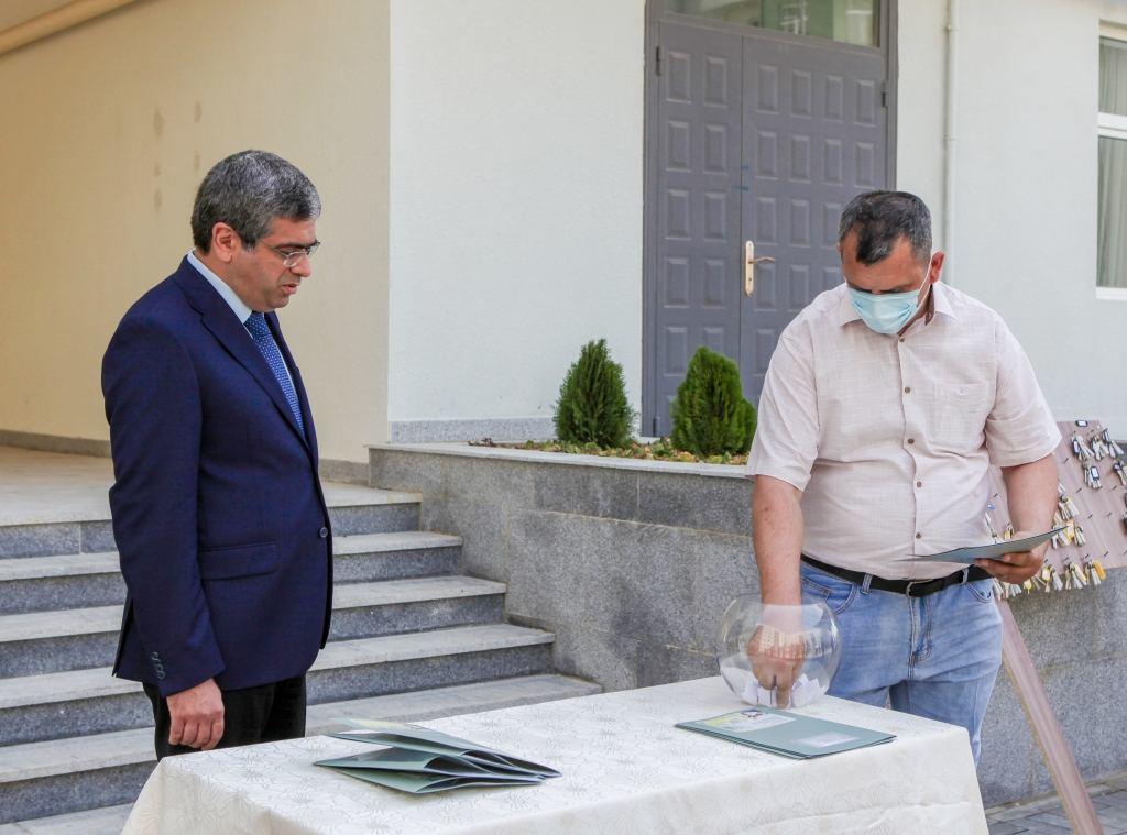 Семьям шехидов и инвалидам Карабахской войны дали квартиры и автомобили