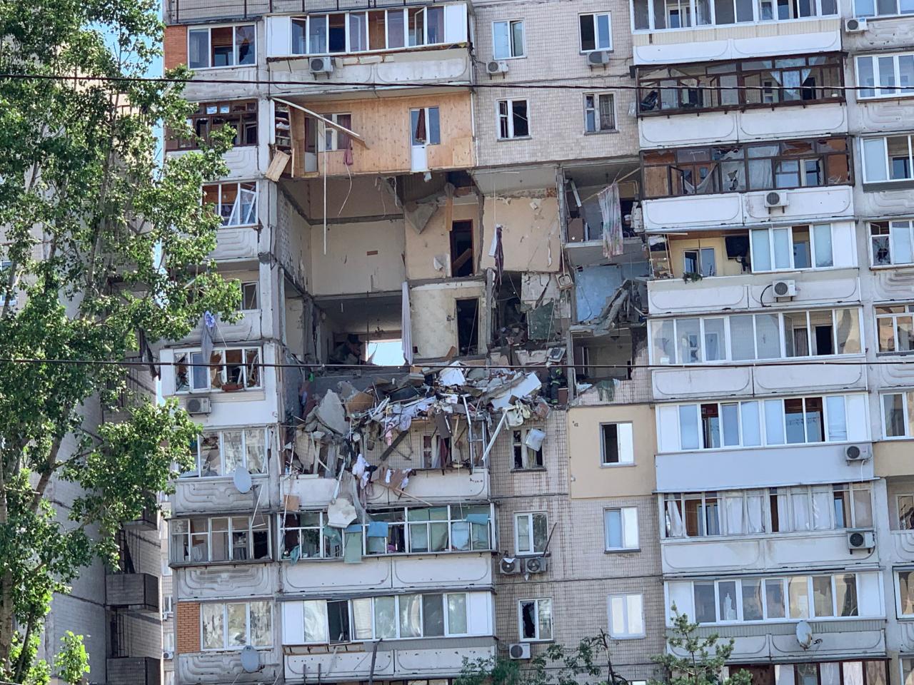 В Киеве мощным взрывом уничтожило часть многоэтажного дома - ФОТО - ВИДЕО