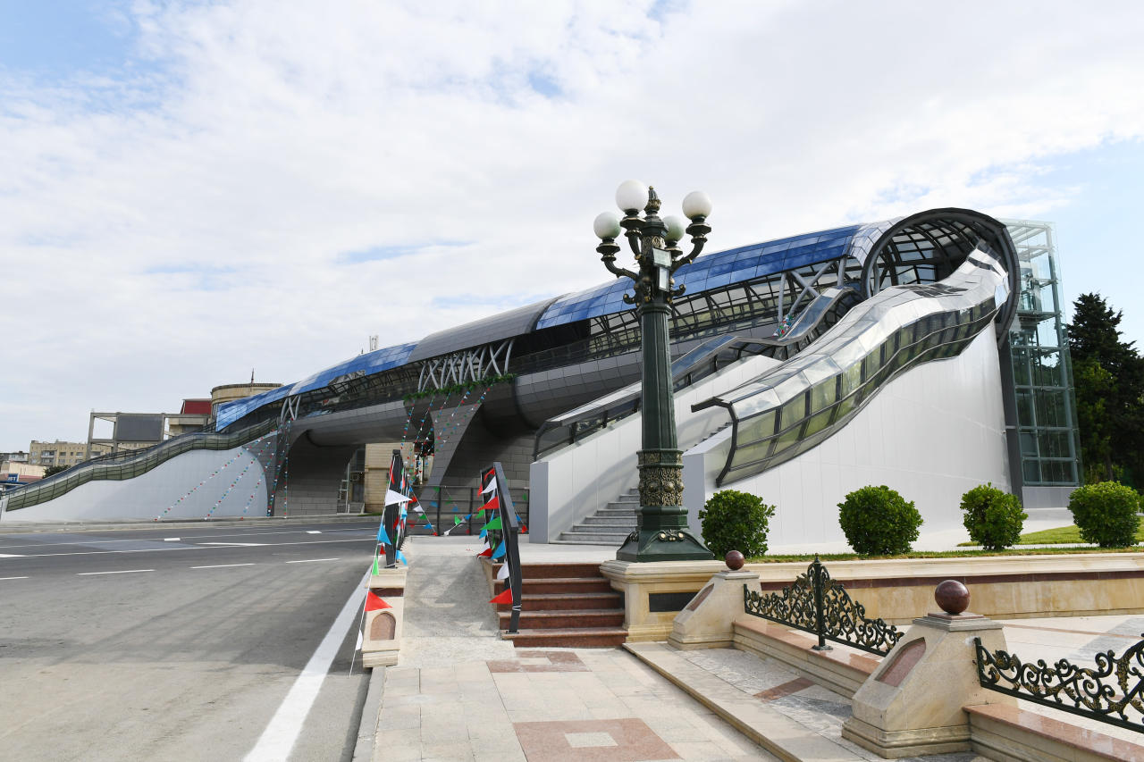 Президент Ильхам Алиев принял участие в открытии надземного пешеходного перехода на улице Неаполя в Баку