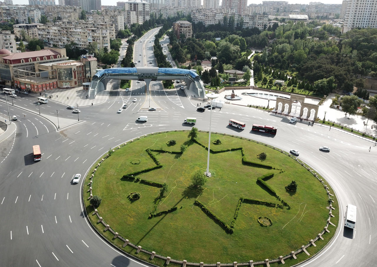 Президент Ильхам Алиев принял участие в открытии надземного пешеходного перехода на улице Неаполя в Баку