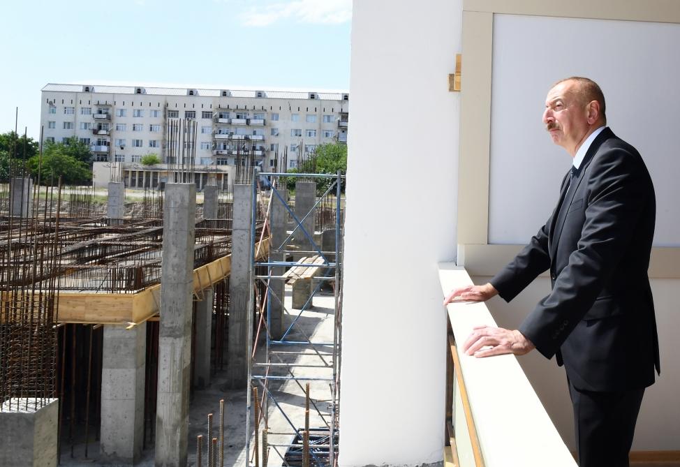 Президент Ильхам Алиев ознакомился со строительством Гянджинского дворца спорта
