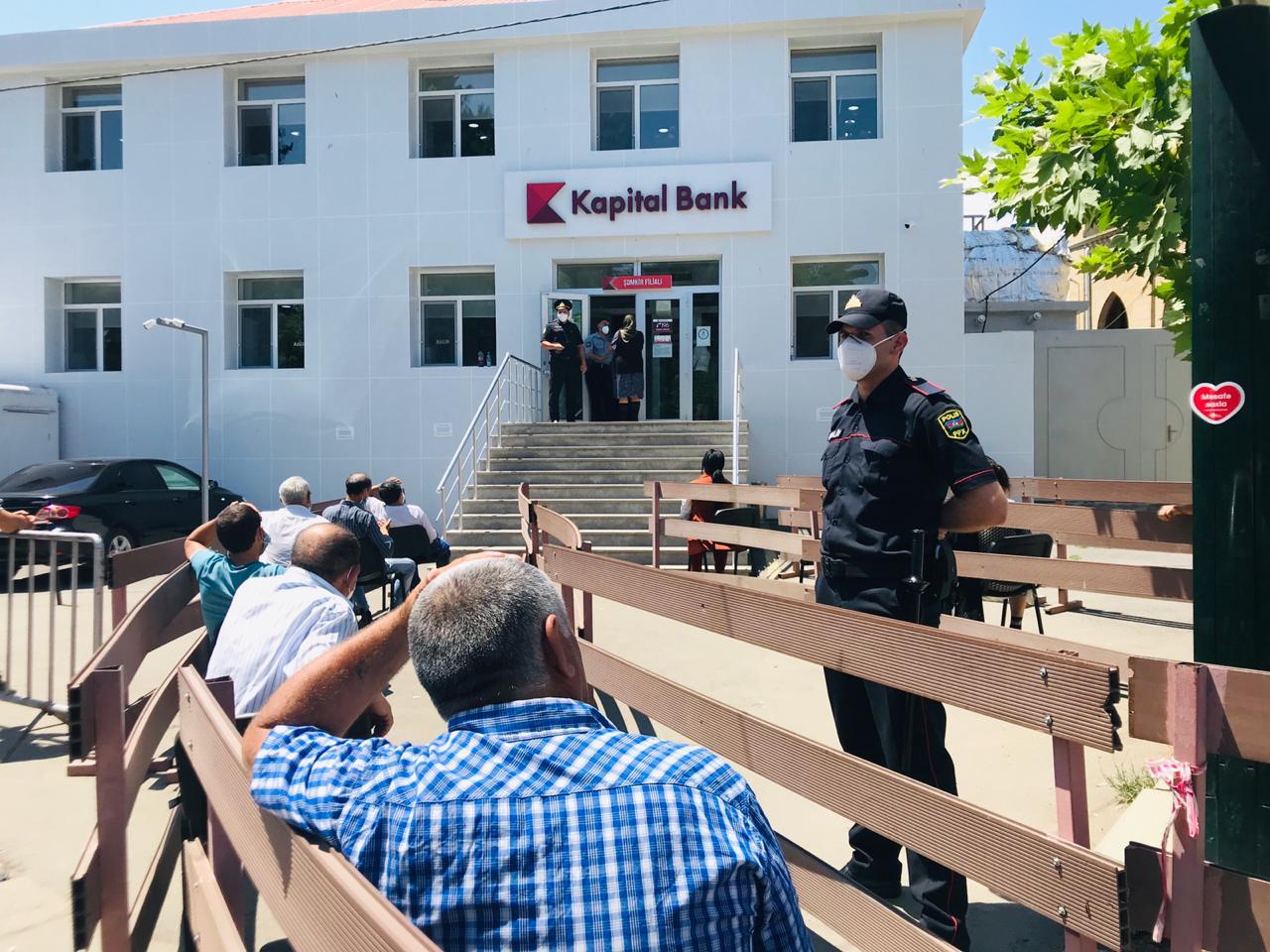 Главный директор по розничным продажам Kapital Bank Рамиль Имамов: «Во избежание очередей мы рекомендуем нашим клиентам использовать онлайн-банковские услуги» (R)