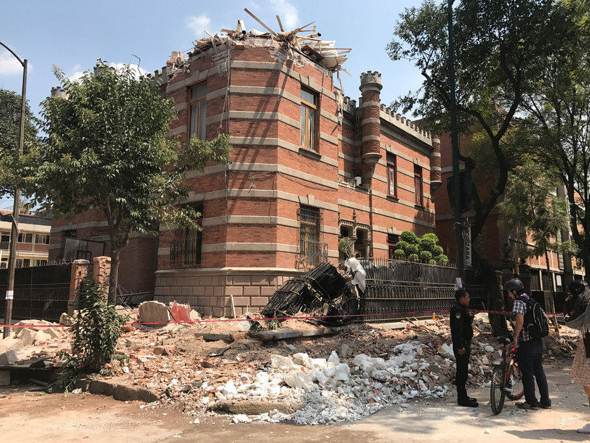 Власти Мехико сообщили о разрушениях после сильного землетрясения