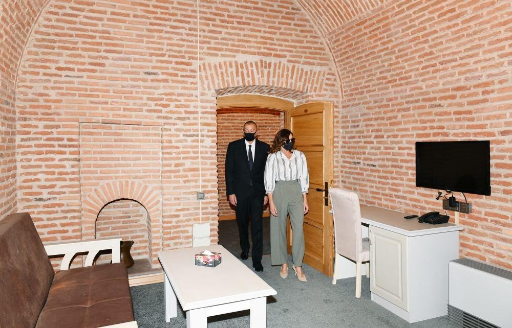 Президент Ильхам Алиев и Первая леди Мехрибан Алиева приняли участие в церемонии открытия после реставрации комплекса караван-сараев «Шах Аббас» и «Угурлу Хан» в Гяндже