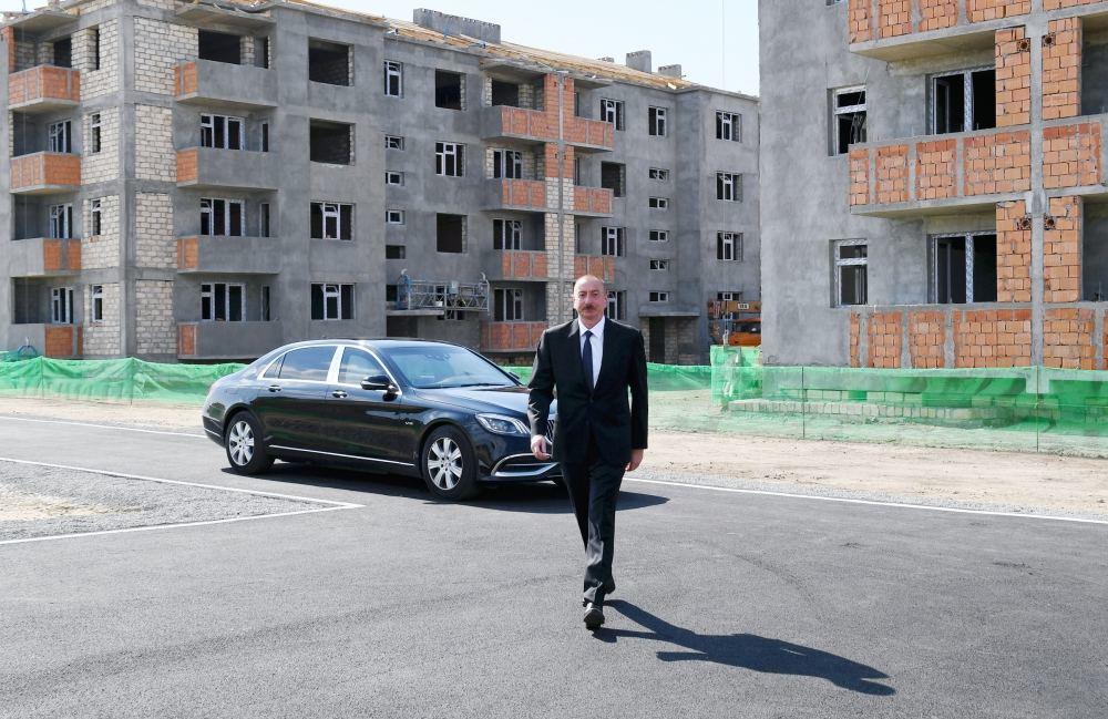 Президент Ильхам Алиев ознакомился со строительством жилого квартала для вынужденных переселенцев в Самухском районе