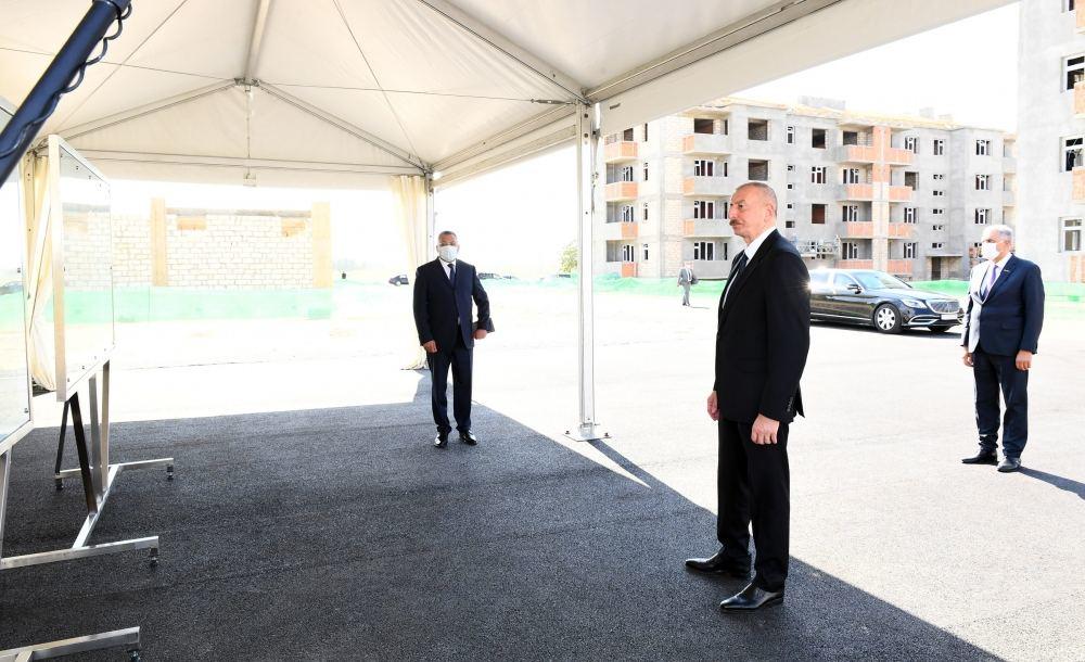 Президент Ильхам Алиев ознакомился со строительством жилого квартала для вынужденных переселенцев в Самухском районе