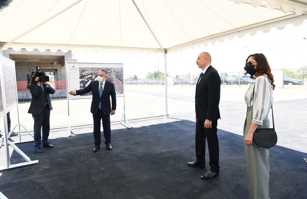 Президент Ильхам Алиев и Первая леди Мехрибан Алиева ознакомились со строительством жилого комплекса, возводимого Госагентством жилищного строительства в Гяндже