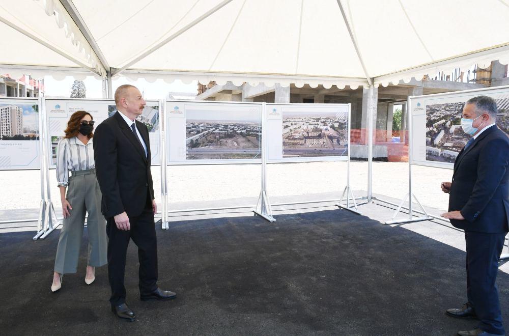 Президент Ильхам Алиев и Первая леди Мехрибан Алиева ознакомились со строительством жилого комплекса, возводимого Госагентством жилищного строительства в Гяндже