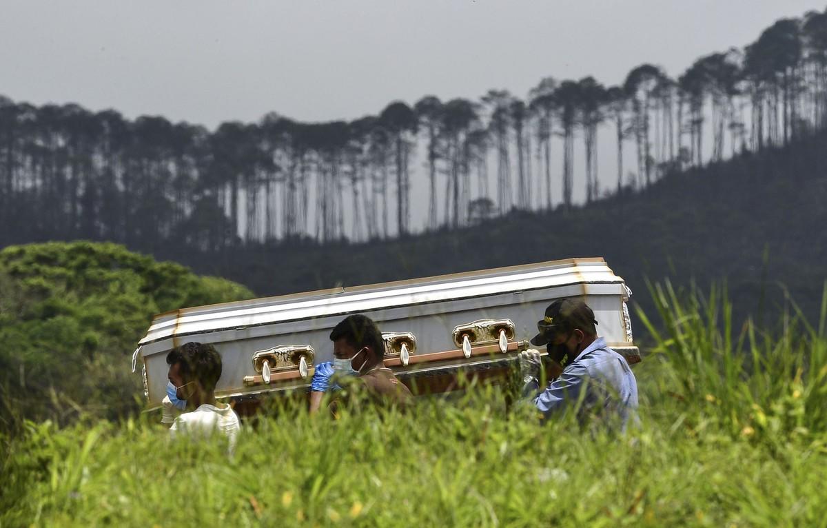 Кладбища и крематории в Латинской Америке не успевают хоронить жертв COVİD-19