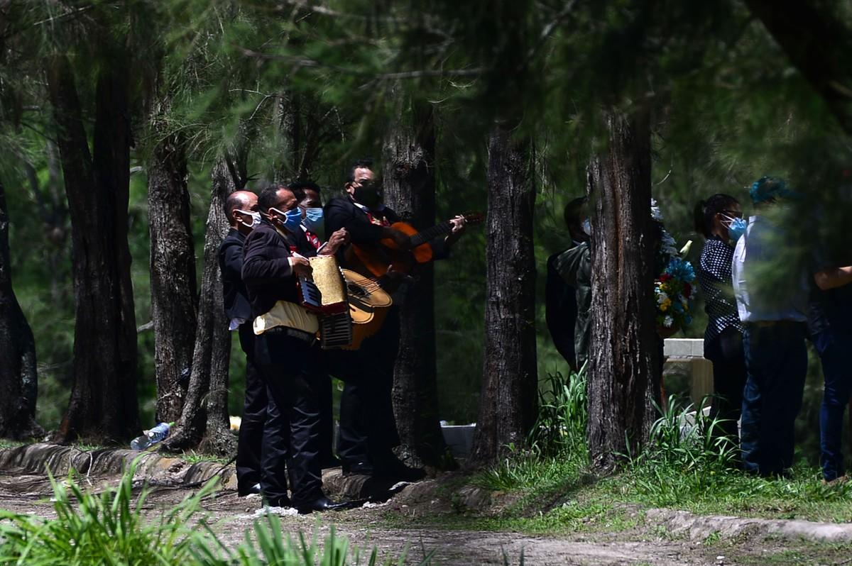 Кладбища и крематории в Латинской Америке не успевают хоронить жертв COVİD-19