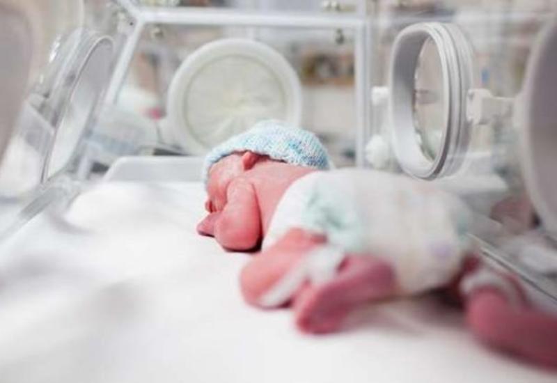 В Баку четверо новорожденных заразились коронавирусом от врачей
