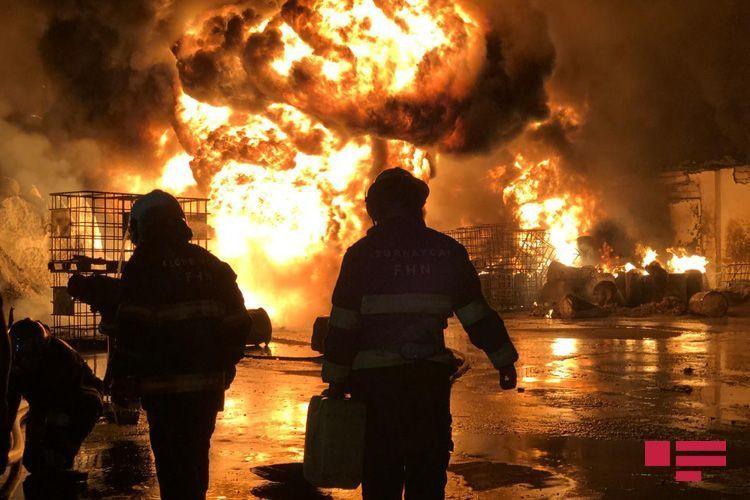 5 сотрудников МЧС пострадали во время сильного пожара в Баку