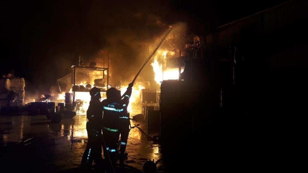 МЧС Азербайджана о пожаре на крупной фабрике в Баку