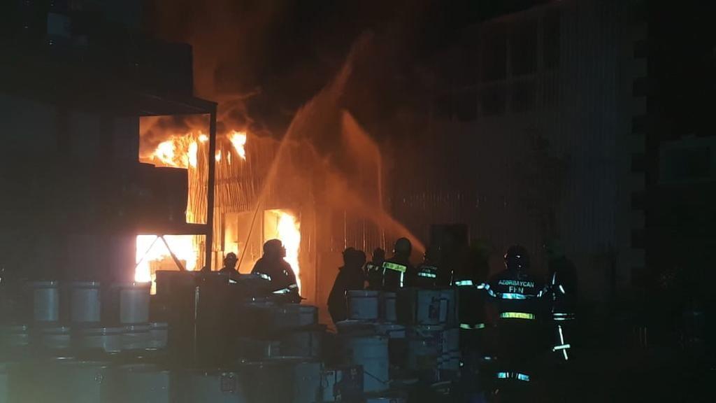 МЧС Азербайджана о пожаре на крупной фабрике в Баку