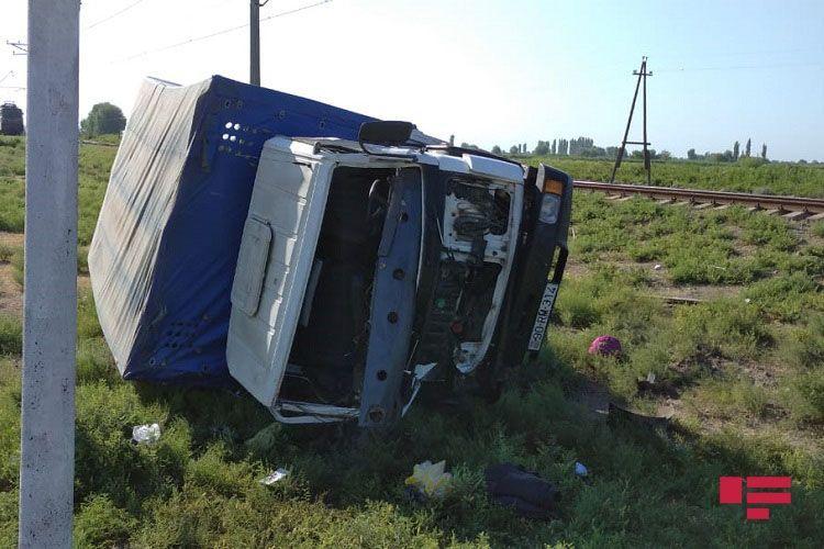 В Азербайджане поезд столкнулся с грузовиком, есть пострадавший